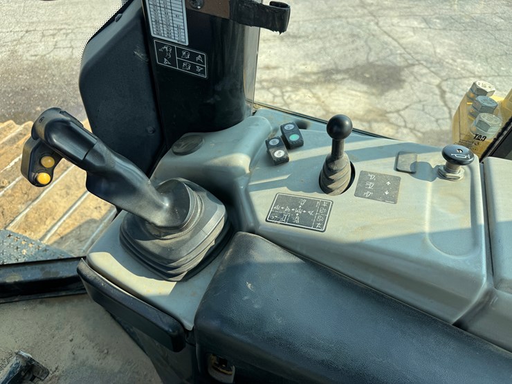 2017-caterpillar-d6n-lgp-image-47