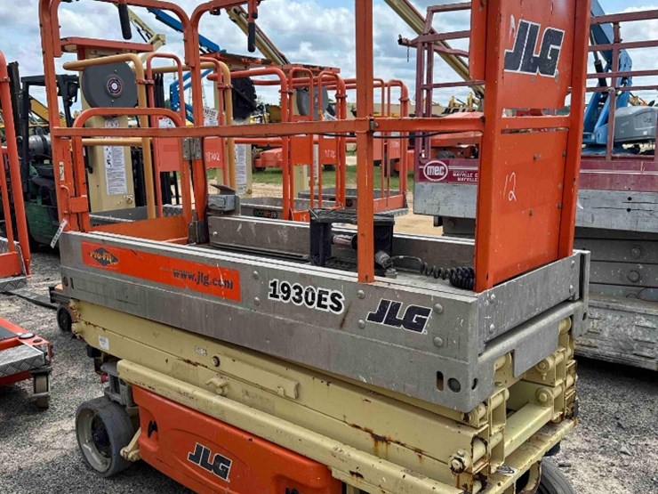 2009-jlg-1930es-image-3