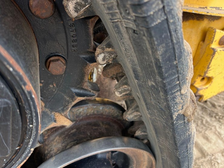 2015-deere-319e-image-10