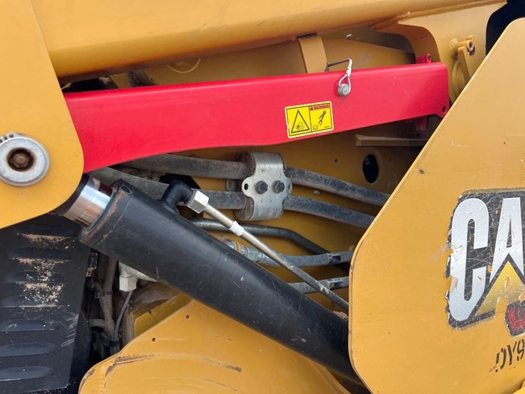 2023-caterpillar-299d3-image-12