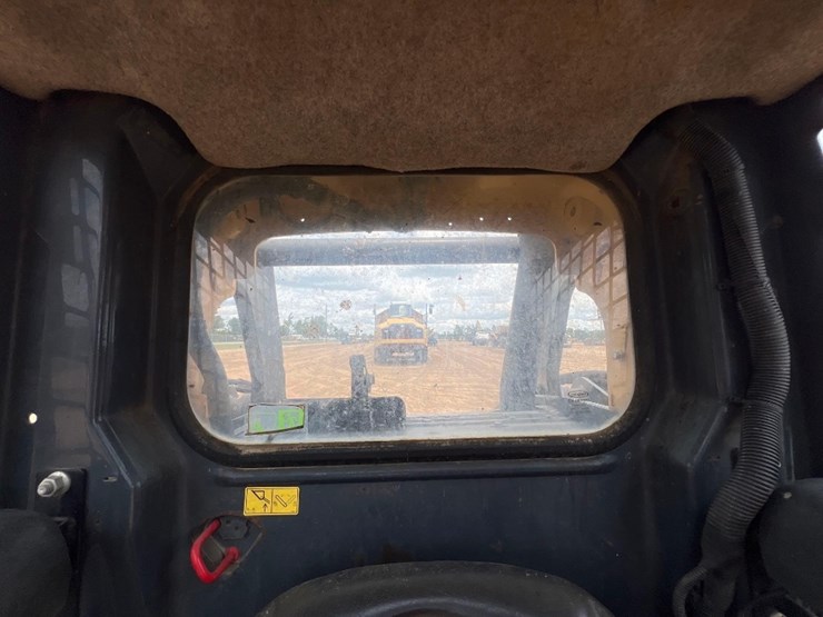 2015-deere-319e-image-33