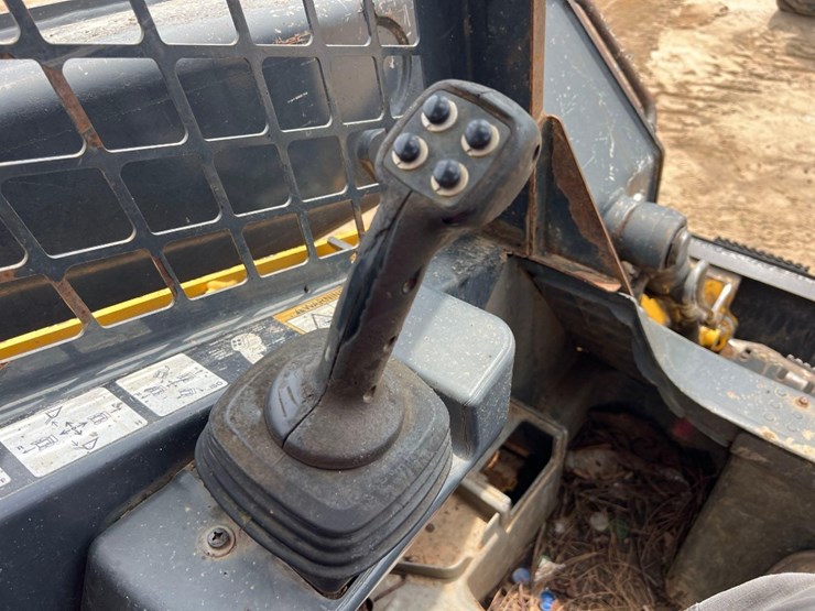 2015-deere-319e-image-29