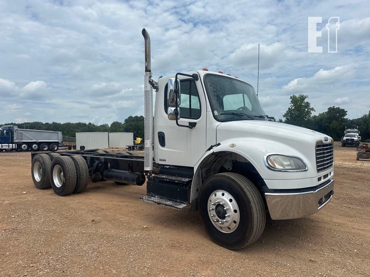 2011-freightliner-business-class-m2-106-image-2