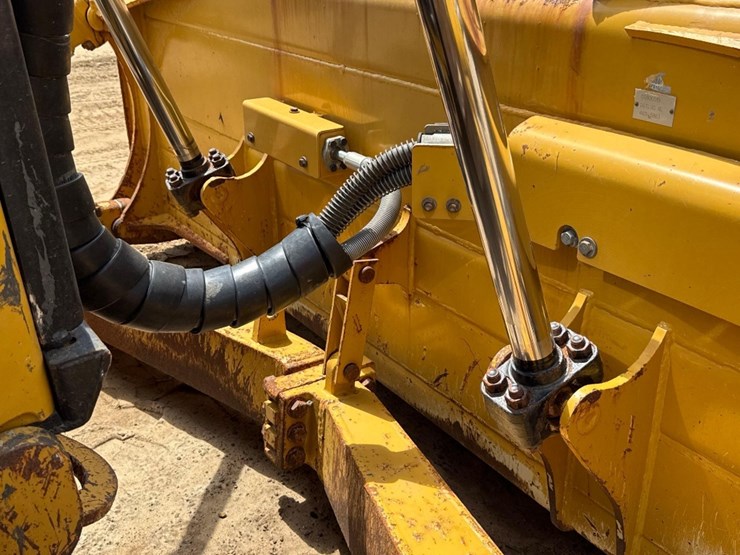 2019-caterpillar-d6-image-18