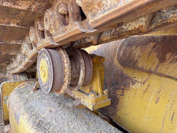 2019-caterpillar-d6-image-11