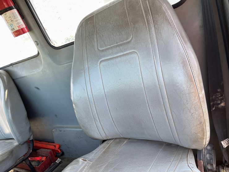 #1013-•-1992-freightliner-cummins-(has-mn-title)-image-76