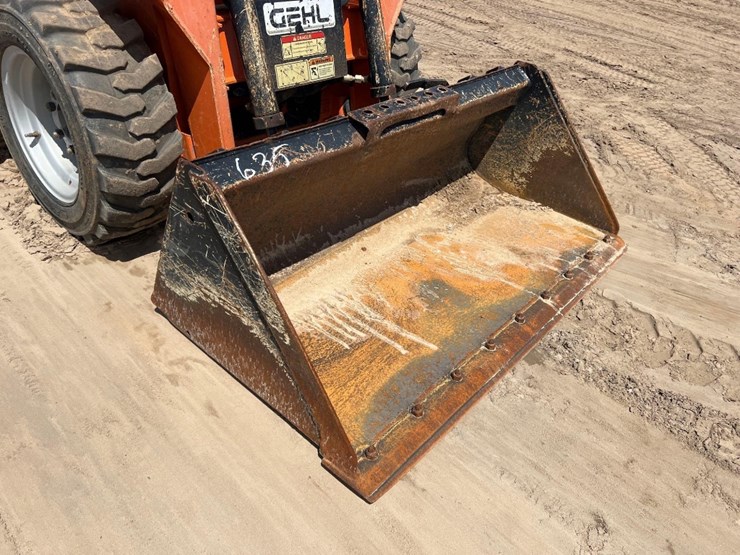 2019-gehl-r105-image-13