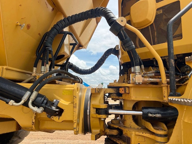 2014-caterpillar-740b-image-26