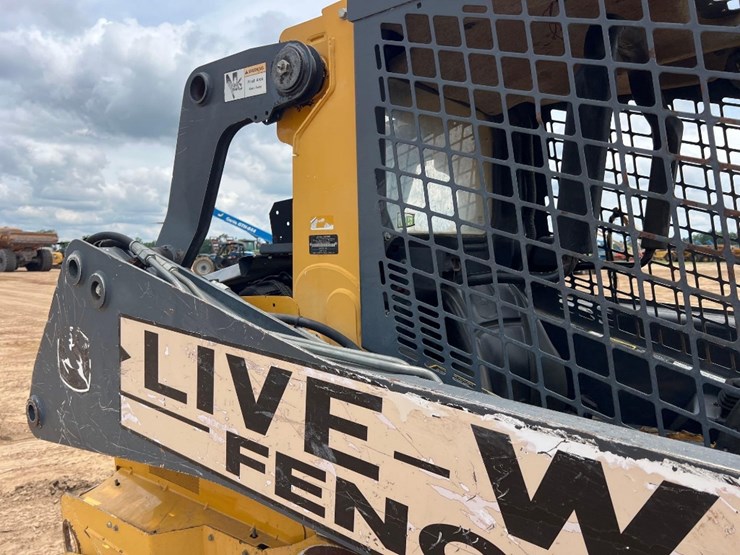 2015-deere-319e-image-24