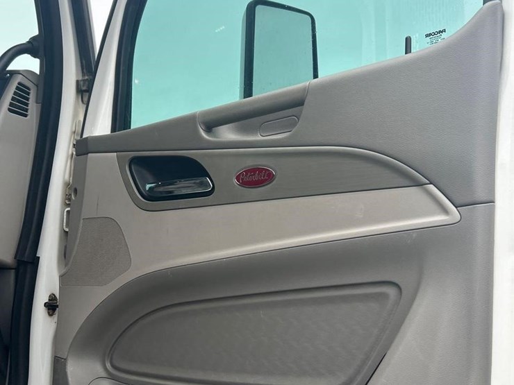 2018-peterbilt-567-image-25