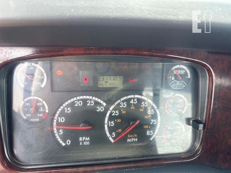 2011-freightliner-business-class-m2-106-image-25
