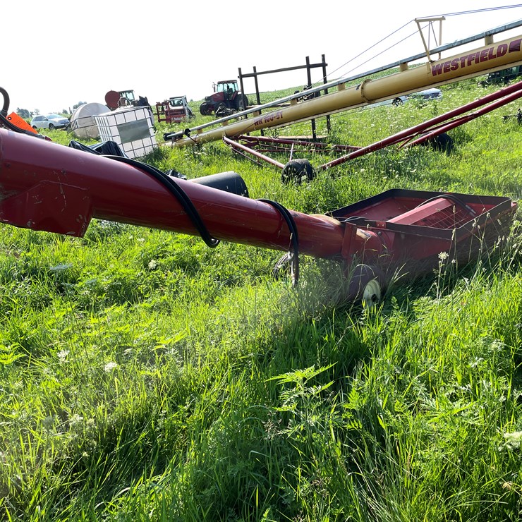#3634 • Buhler Farm King Hydraulic Auder