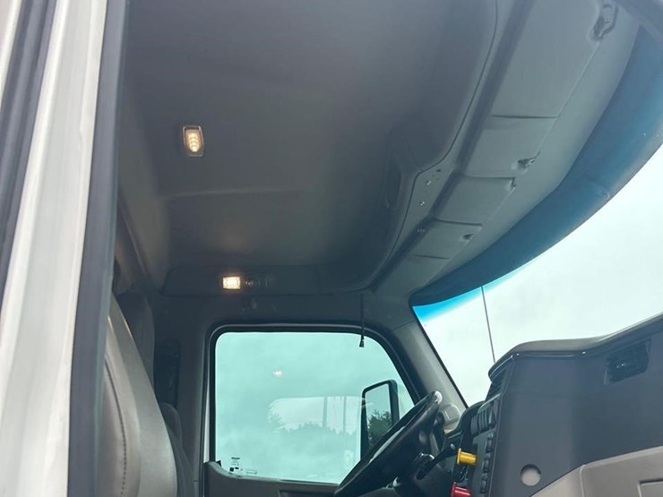 2018-peterbilt-567-image-26