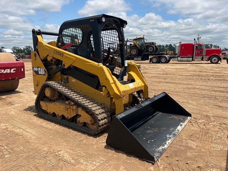 2015-caterpillar-259d-image-6