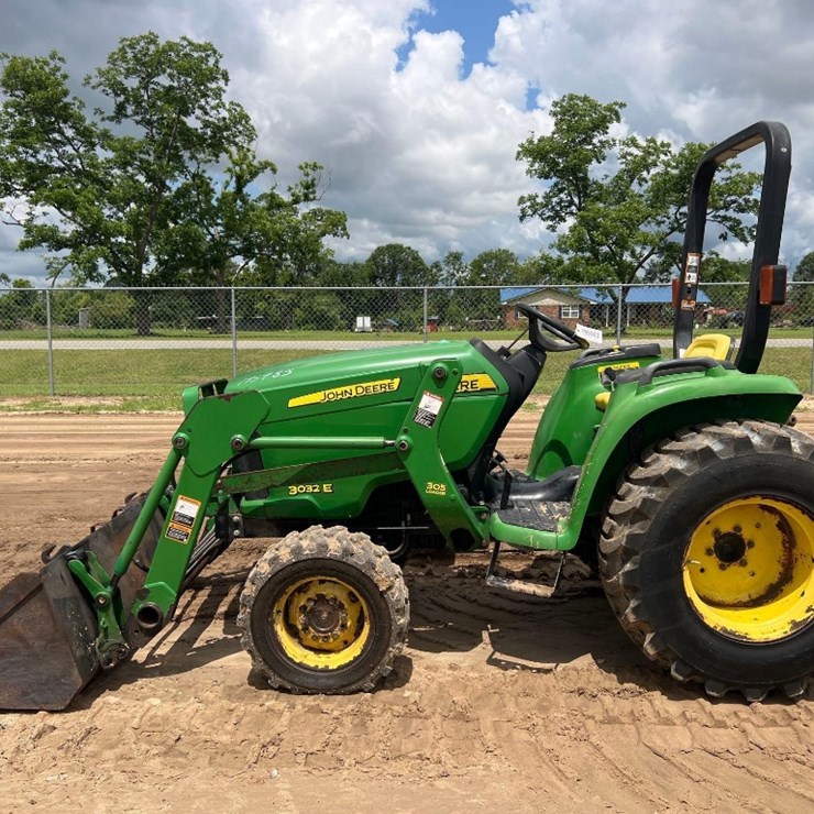 JOHN DEERE 3032E