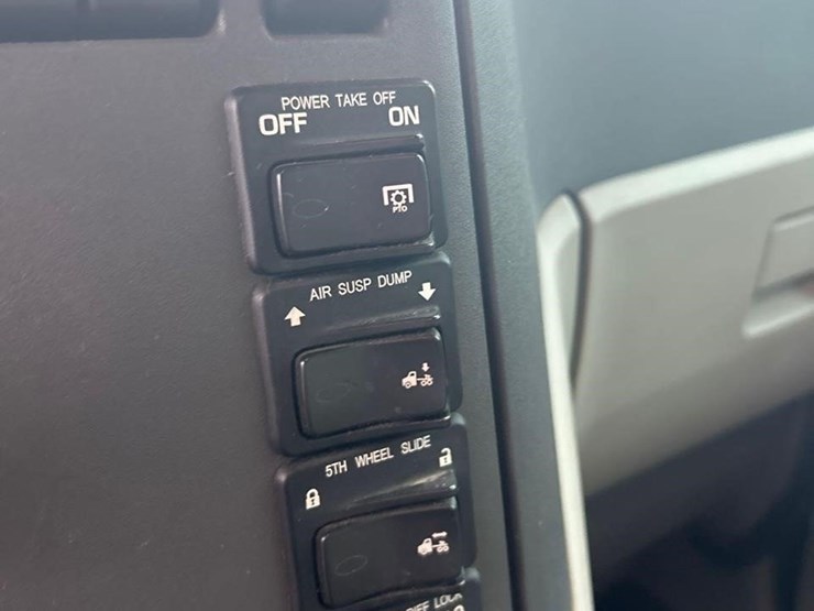 2018-peterbilt-567-image-40
