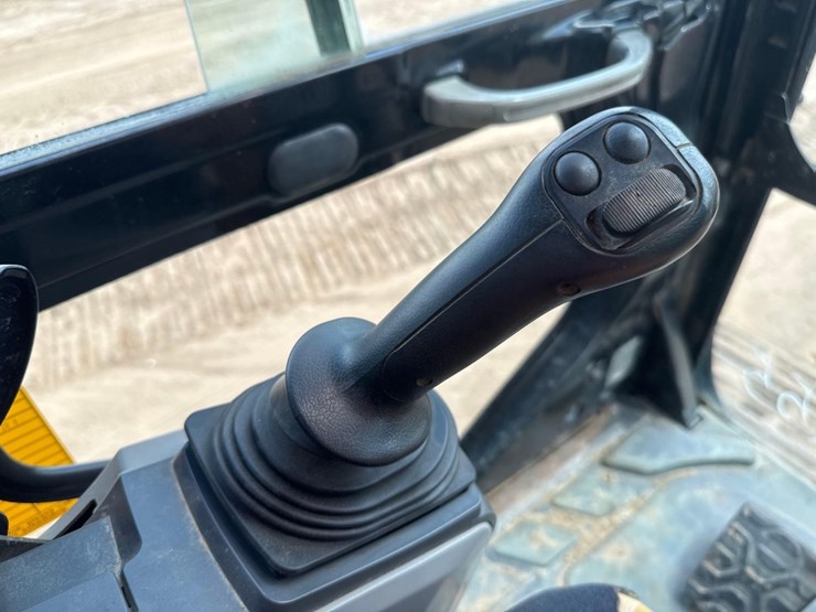 2020-caterpillar-326fl-image-35
