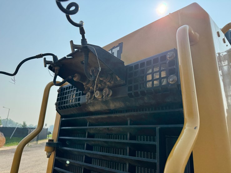 2017-caterpillar-d6n-lgp-image-16