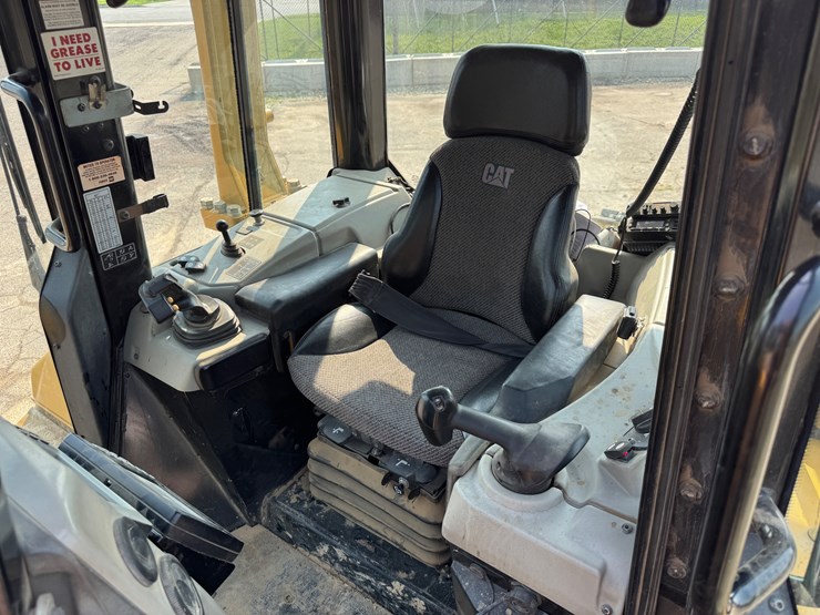 2017-caterpillar-d6n-lgp-image-44