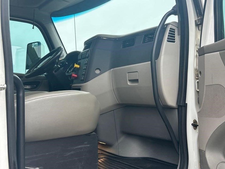 2018-peterbilt-567-image-24