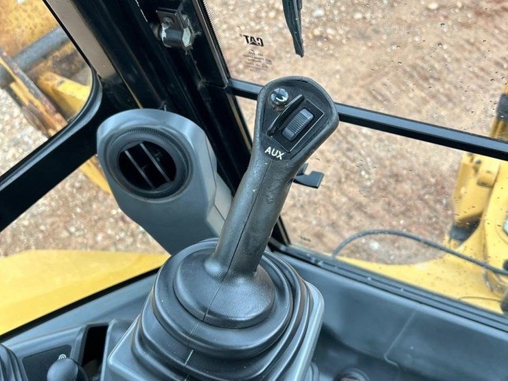 2018-caterpillar-420f2-it-image-45