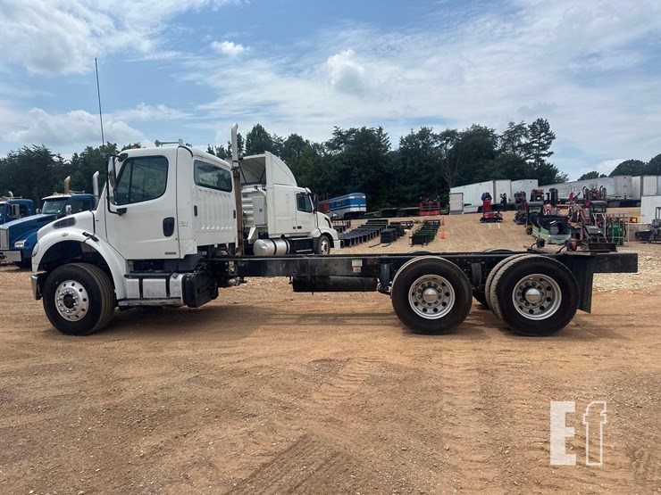 2011-freightliner-business-class-m2-106-image-10