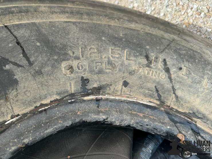 12.5l-15-implement-tires-image-13