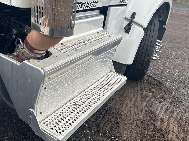 2018-peterbilt-567-image-21