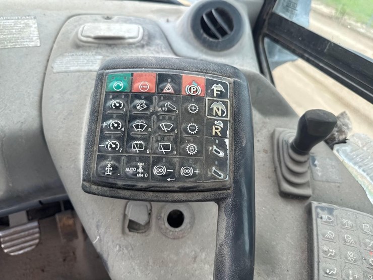 2014-deere-250d-image-26