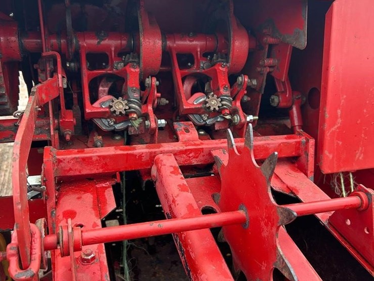 new-holland-565-image-6