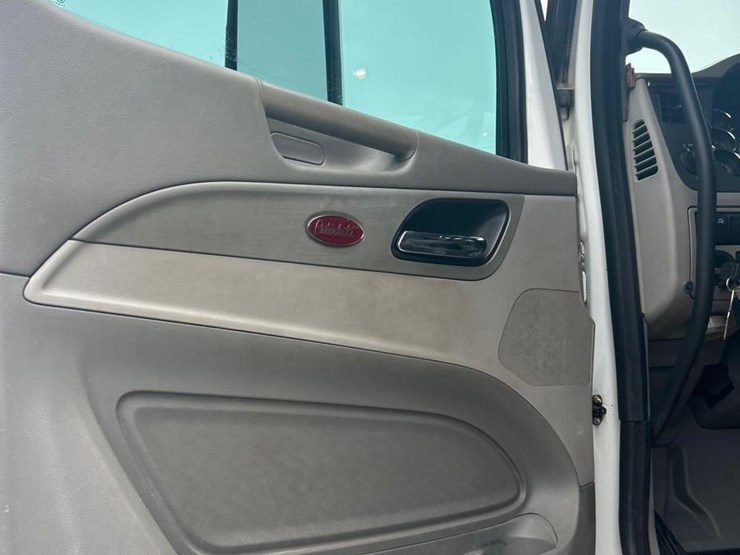 2018-peterbilt-567-image-27