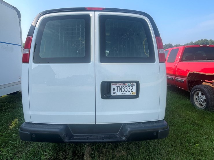 #1033-•-2023-chevy-express-van-(has-wi-salvage-title)-image-7
