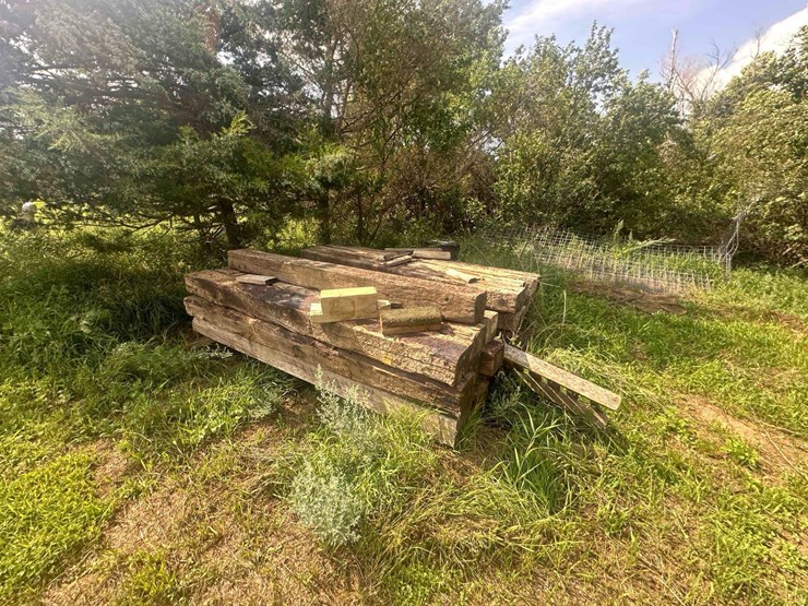 **sold-onsite-only---no-online-bids-accepted**-railroad-ties-and-t-posts-image-1