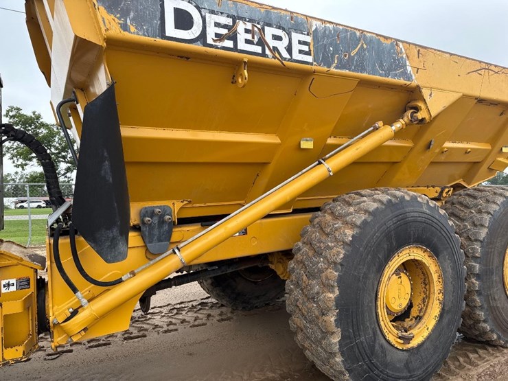 2014-deere-250d-image-16
