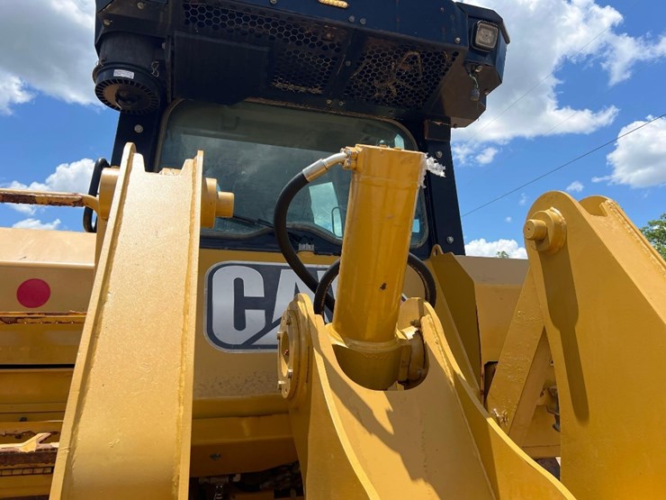 2019-caterpillar-d6-image-28