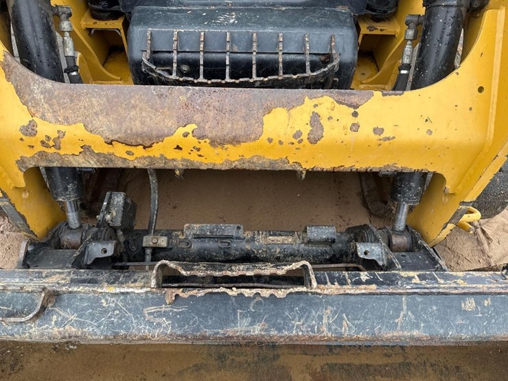 2018-caterpillar-239d-image-19