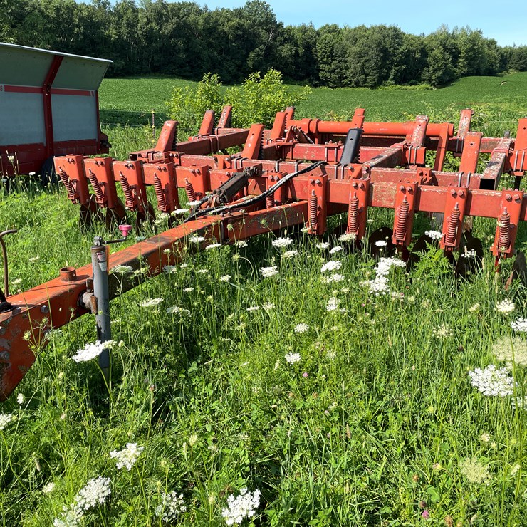 #3631 • White 12' Hydraulic Disk Chisel Plow