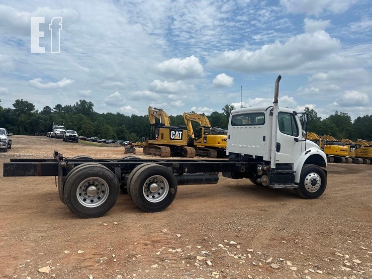 2011-freightliner-business-class-m2-106-image-4