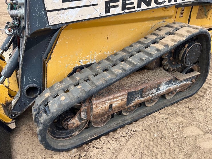 2015-deere-319e-image-9