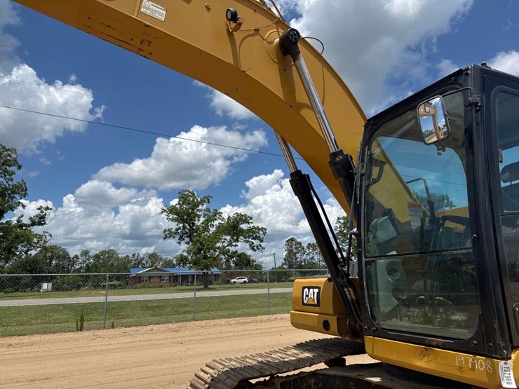 2018-caterpillar-320gc-image-24