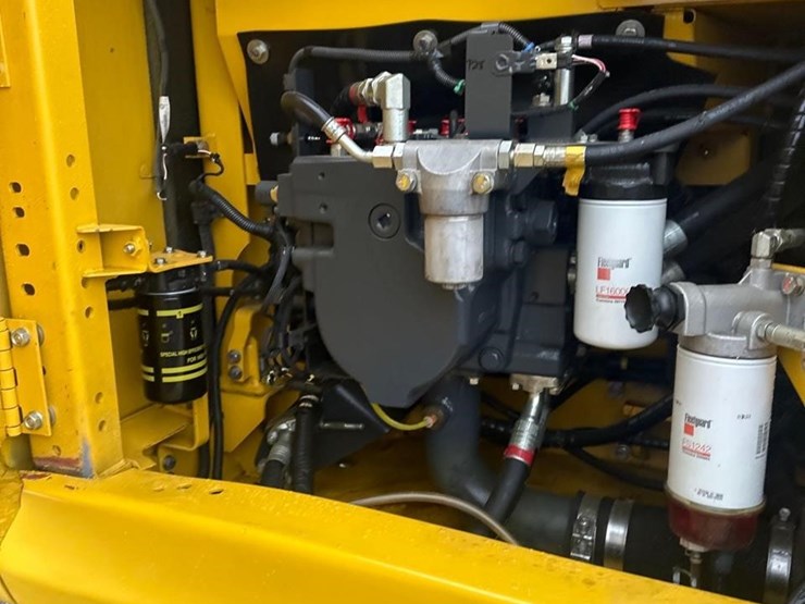 2021-komatsu-pc210-lc-11-image-17