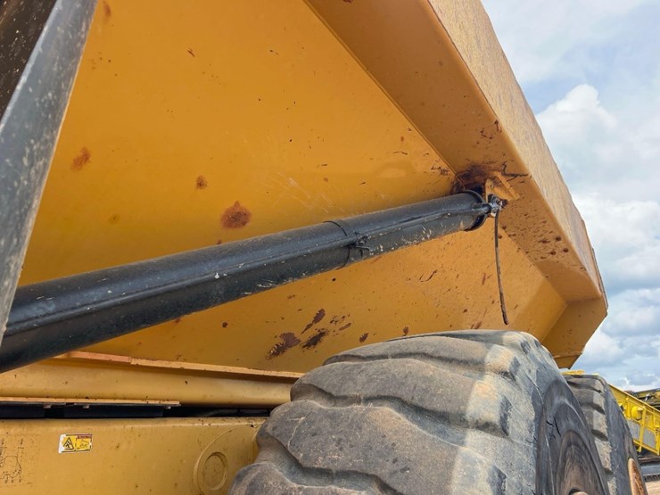 2014-caterpillar-740b-image-17