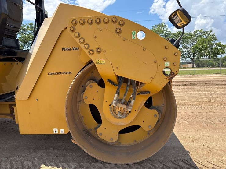 2014-caterpillar-cb54-image-8