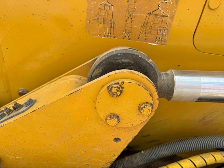 2016-caterpillar-d6k-image-28