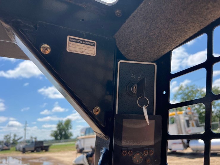 2019-gehl-r105-image-25
