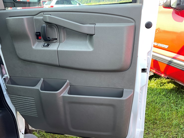#1033-•-2023-chevy-express-van-(has-wi-salvage-title)-image-51