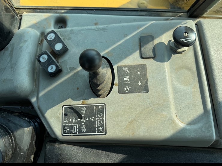 2017-caterpillar-d6n-lgp-image-55