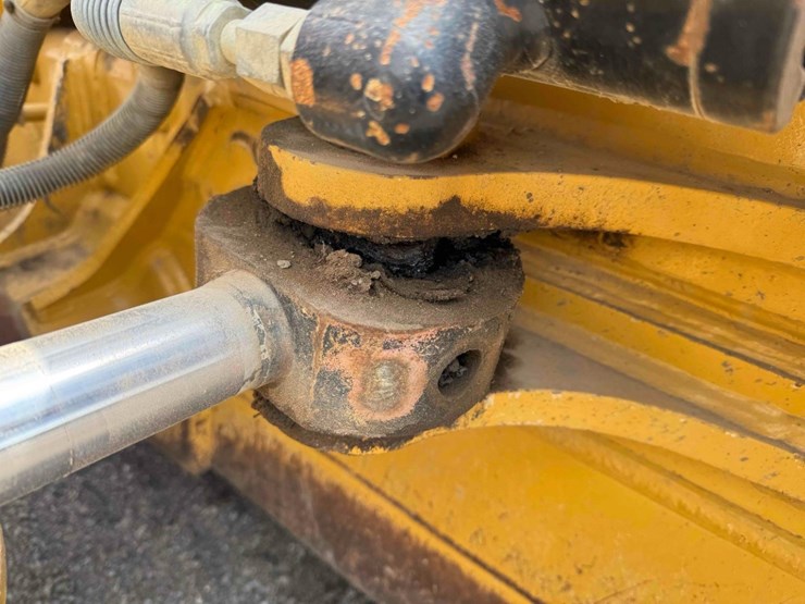 2016-caterpillar-d6k-image-44