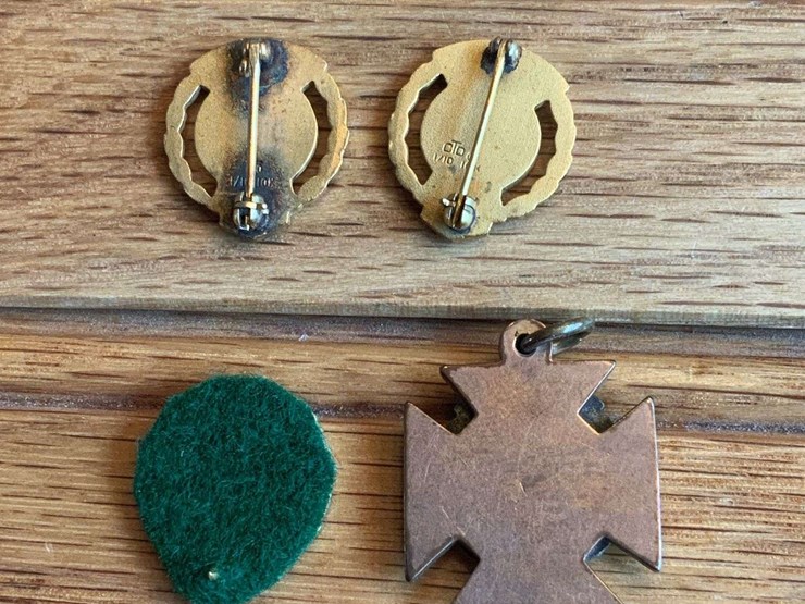 (4)-john-deere-suggestion-award-pins-+-charms-image-2