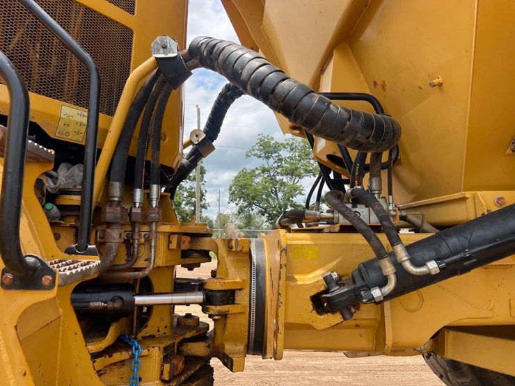 2014-caterpillar-740b-image-11